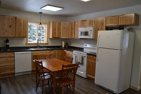 Full kitchen w/dishwasher, microwave, range, refrigerator, toaster, keurig, &...