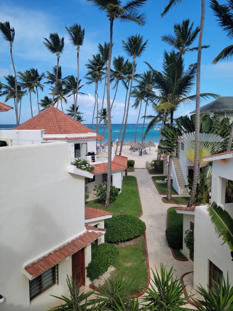 25 steps to your private beach and warm blue water