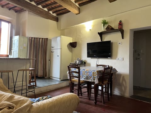 Secure door entry, dining and tv with cable