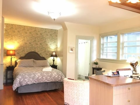 Bright and cozy studio furnished with everything you will need for your short or extended stay.