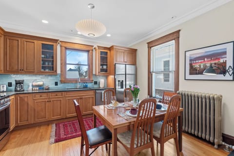 Convenient eat-in kitchen w/ a welcoming setup.