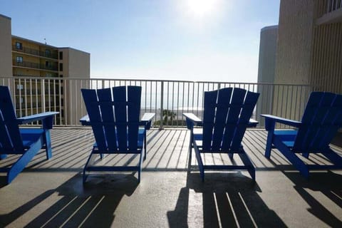 5th floor balcony seating