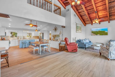 Living Room w/ large TV