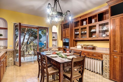 woody-home-sea-view-sorrento-apartment-kitchen