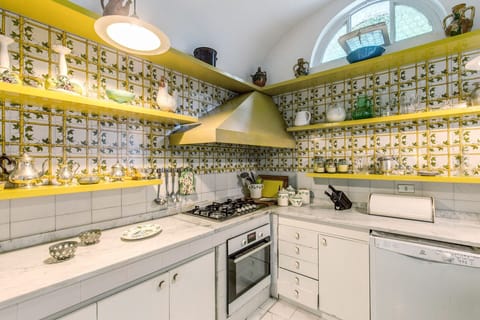 villa-prestige-50-capri-villa-kitchen