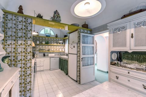 villa-prestige-50-capri-villa-kitchen