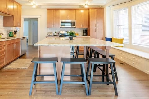 Full kitchen #1 with plenty of space - Lower Unit