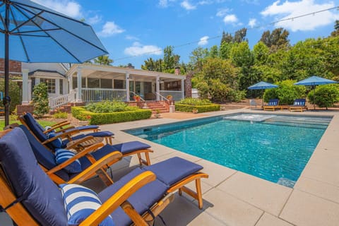 Slice of Heaven! Heated pool, spa, outdoor dining, fire pit, fruit trees