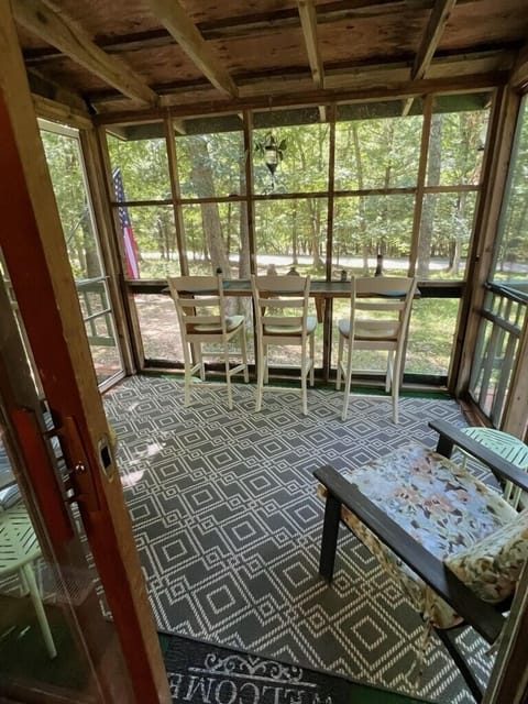 Screened in porch to enjoy morning coffee or lunch while watching hummingbirds.