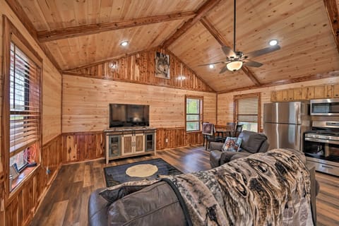 Broken Bow Vacation Rental | 1BR | 1BA | Stairs Required for Entry | 620 Sq Ft