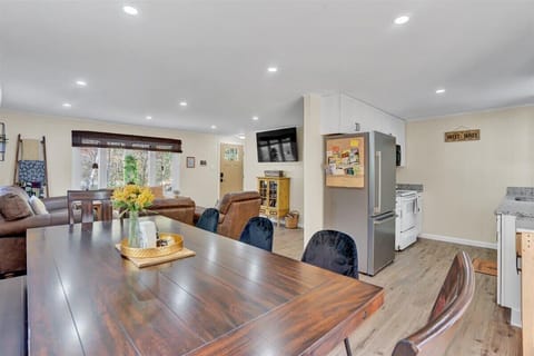Open floor-plan to enjoy everyone's company
