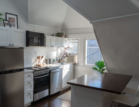Full kitchen / eating area