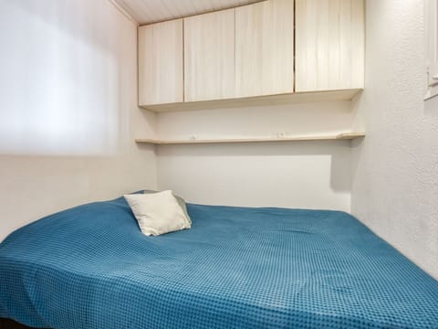 Property, Furniture, Comfort, Azure, Wood, Rectangle, Mirror, Interior Design, Lighting, Pillow
