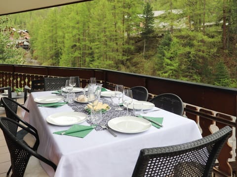 Table, Furniture, Plant, Tableware, Property, Chair, Dishware, Building, Tablecloth, Tree