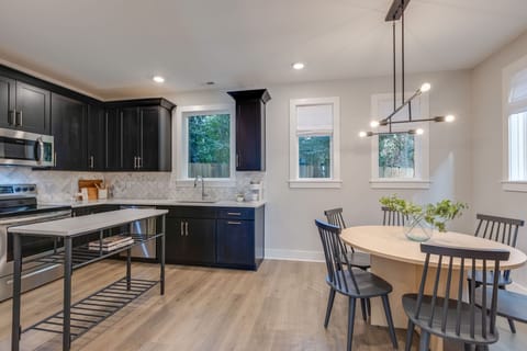 Large eat in kitchen with brand new appliances