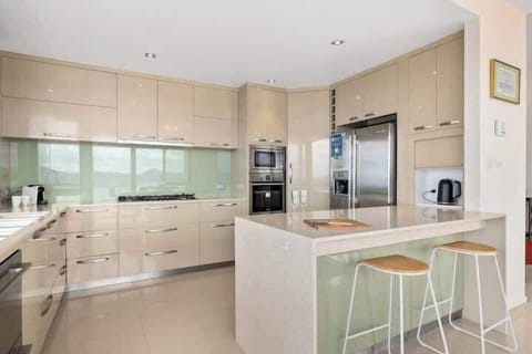 Modern well equipped kitchen(9)