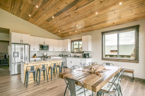 Well appointed kitchen and eat in bar, stainless steel appliances, gas range, as well as Keurig and carafe style coffe options.