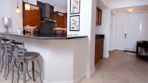 Breakfast Bar & Kitchen