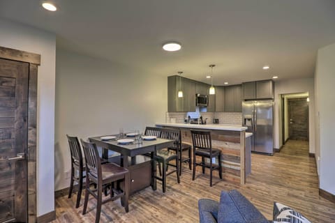 Dining Area | Dishware & Flatware Provided