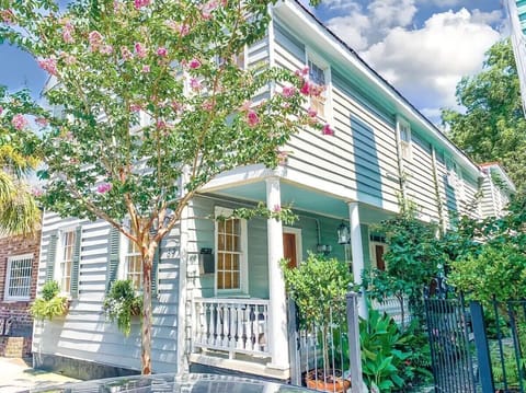Welcome to your 3 BEDROOM/2 BATH rental in the heart of Downtown Charleston! 