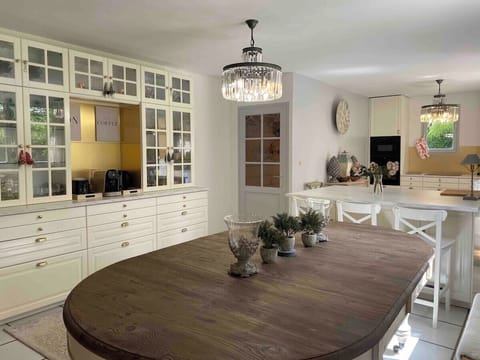 Enjoy dining together in the pretty open plan kitchen /lounge.