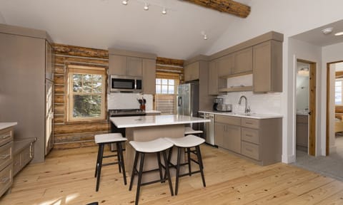 CH 13 Derringer kitchen1