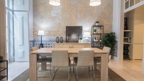 "Beautiful flat in a great location! There is soo much to do and see around it and it has easily access to other parts of town. The flat itself is very clean and stylish! This place is definitely worth it!"
