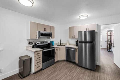 Room, Indoors, Flooring, Kitchen, Oven