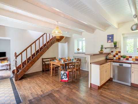 Table, Furniture, Property, Chair, Wood, Interior Design, Lighting, Building, Flooring, Floor