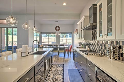 Kitchen | Keurig Single Serve & Drip Coffee Maker | Hot Water Pot | Ice Maker