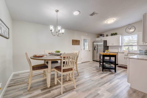 Kitchen & Dining Area | 4-Person Dining Table | Dishware & Flatware Provided