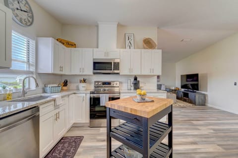 Kitchen | Basic Cooking Essentials Provided | Crock-Pot | Spices | Blender