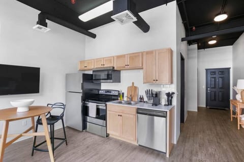 Dine-in downtown with a fully stocked kitchen!
