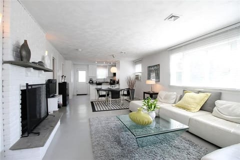 📺 Cozy living space with flat-screen TV & high-speed internet