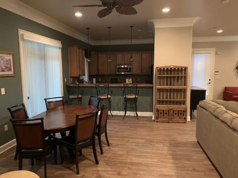 Bar seating to kitchen counter 