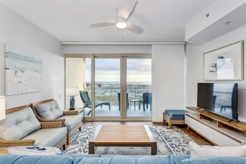 1Beach Club 104A - Living room