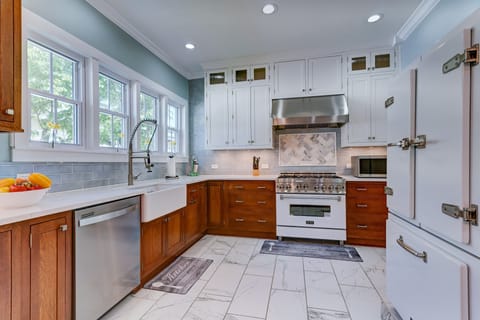 Fully equipped kitchen and with high end designer appliances