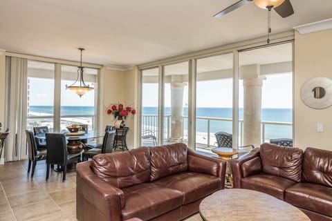 Beach Club 601 - Living room