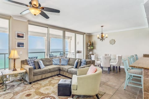 Beach Club 1204 - Living Room/Dining Room