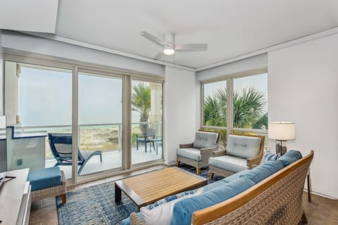 Beach Club 206B  - Living room