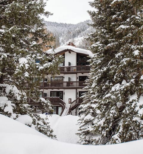 Top-floor condo with stunning Vail Valley views — your quiet alpine retreat.