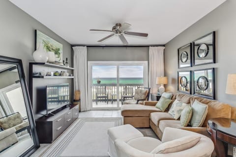 1625 Bulevar Mayor St M3 - Living Room