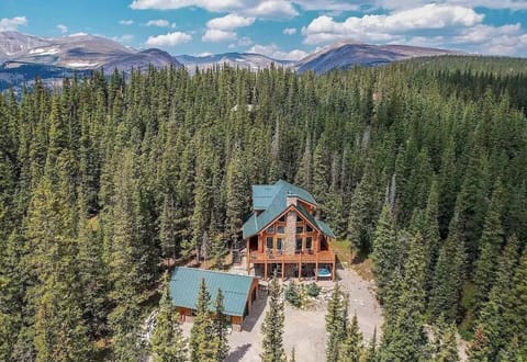 Mountain Gem Lodge - 
A true retreat in the Rockies — Mountain Gem Lodge is a handcrafted log estate that combines the rustic soul of Colorado with the refined touches of modern luxury.