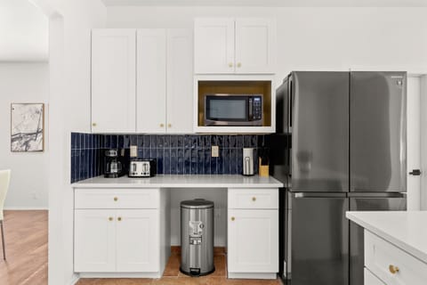 Cook up your favorites in this fully equipped chef’s kitchen 👨🍳🍴