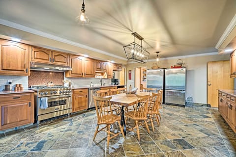 Kitchen | Paper Towels/Trash Bags Provided