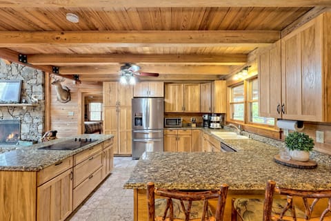 Stepless main floor - kitchen, living room & king ensuite, no stairs required.