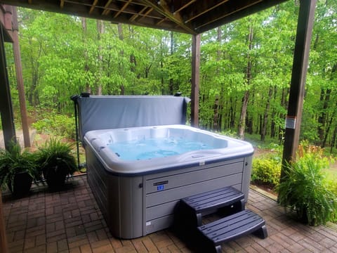 Private outdoor hot tub seats 6 large group cabin near Helen, GA sleeps upto 18.