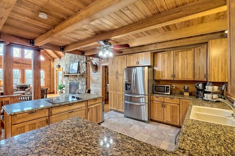 Fully stocked kitchen - feeds a crowd, cast iron to crockpot nothing is missing.