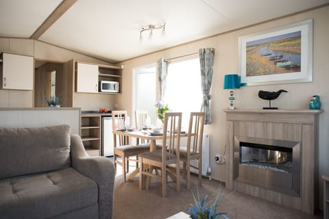 Lovely light dining/lounge area