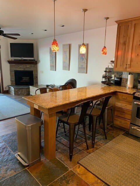 Breakfast bar with 6 stools